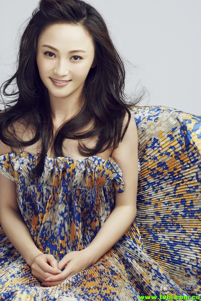 《裸婚》姚笛碎花裙时尚美图