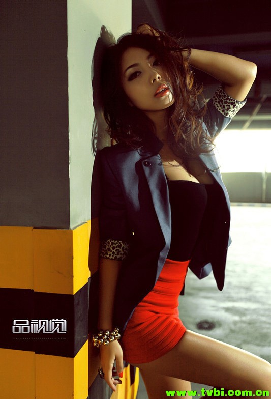 王|蕾低胸黑衫短裙写真