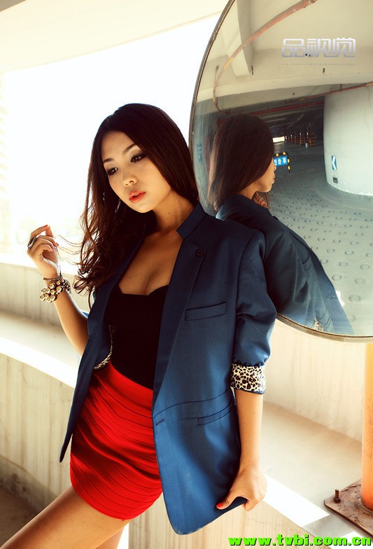 王|蕾低胸黑衫短裙写真