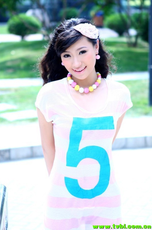 玉女明星金婉心迷情夏日美图