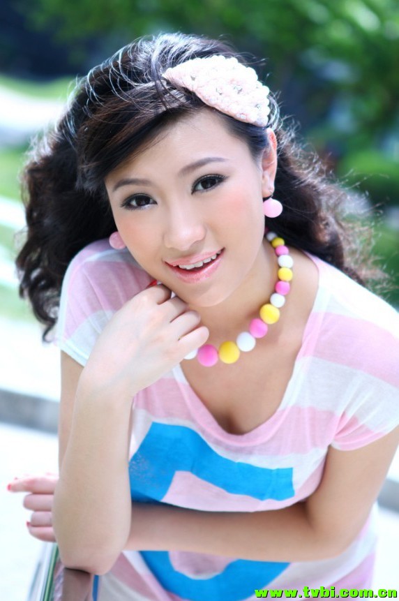 玉女明星金婉心迷情夏日美图