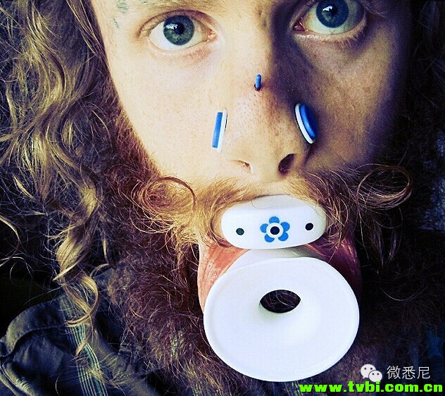 有小伙纸非常喜欢澳洲鸭嘴兽。。于是他花了N年时间把自己改造成酱紫。。 ...