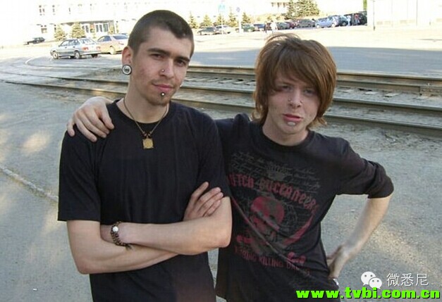 有小伙纸非常喜欢澳洲鸭嘴兽。。于是他花了N年时间把自己改造成酱紫。。 ...