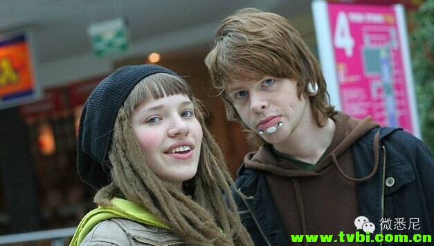 有小伙纸非常喜欢澳洲鸭嘴兽。。于是他花了N年时间把自己改造成酱紫。。 ...