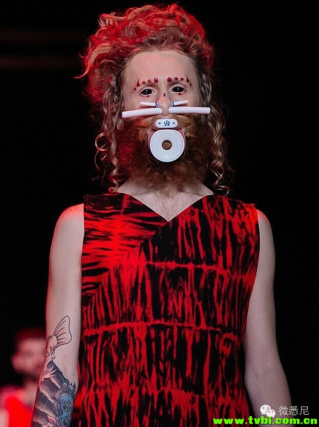 【醉了】有小伙纸非常喜欢澳洲鸭嘴兽。。于是他花了N年时间把自己改造成酱紫。。 ...