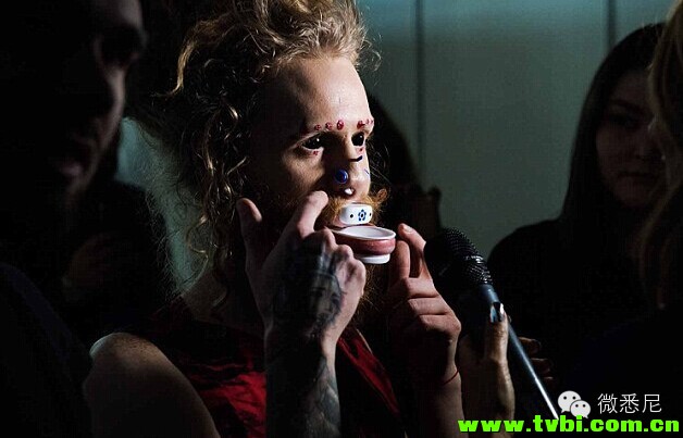 【醉了】有小伙纸非常喜欢澳洲鸭嘴兽。。于是他花了N年时间把自己改造成酱紫。。 ...