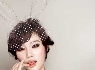 徐冬冬变身热辣兔女郎 挺酥胸秀中秋月饼