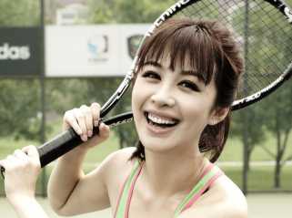 李菲儿化身网球女郎 清新混搭活力四射